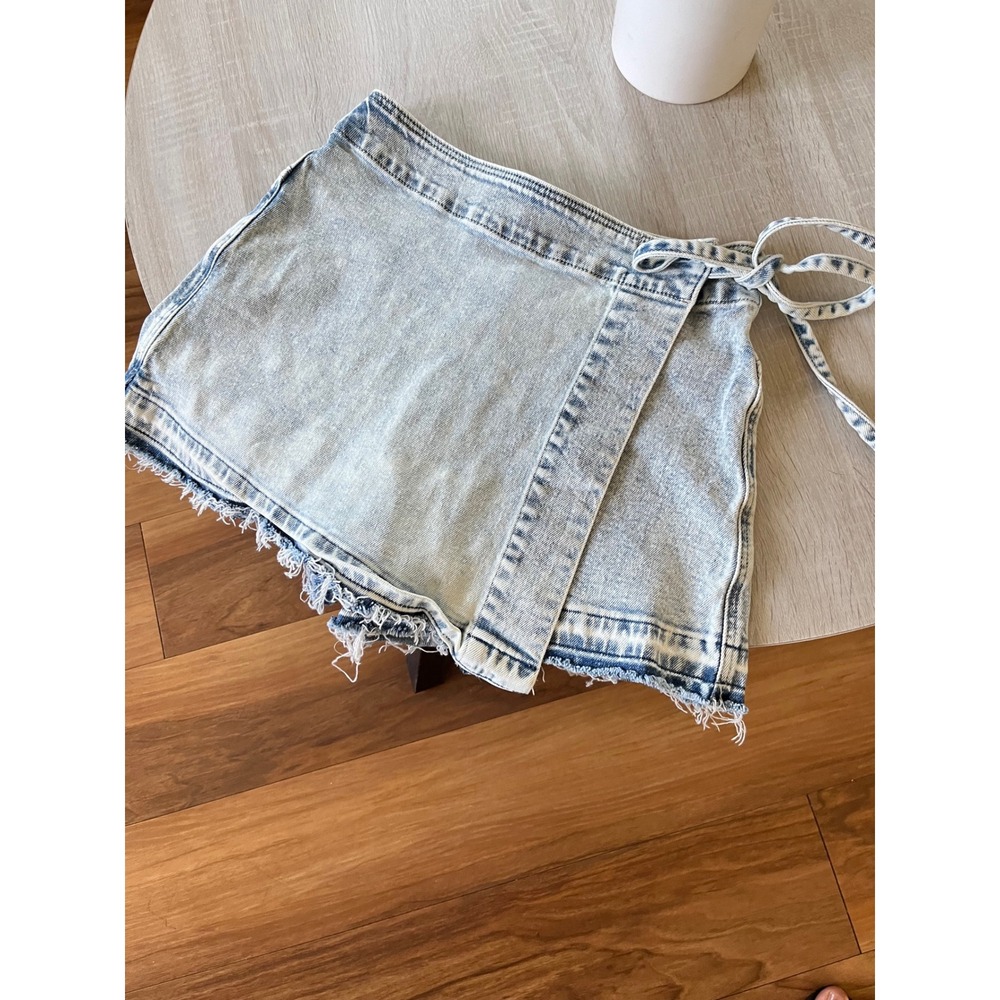 SO Light Wash Denim Wrap Skort with Side Tie and Frayed Hem Size 5 - Picture 7 of 8